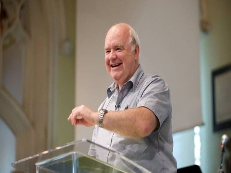 O atesmo  uma f sem esperana?, declara apologista John Lennox